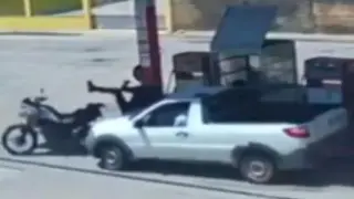 Собственикът на ограбен магазин проследи и блъсна крадците с пикапа си Видео 18+