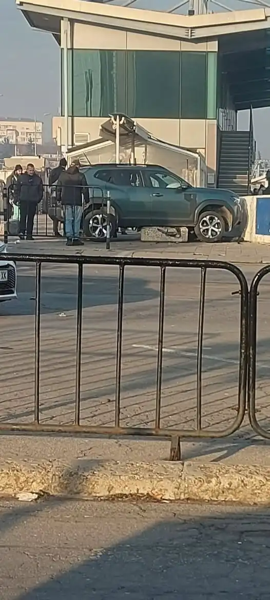 Катастрофи в София: Джипове пометоха ограждения и саксии, камион се запали Видео