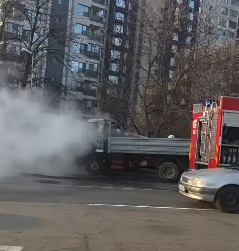 Катастрофи в София: Джипове пометоха ограждения и саксии, камион се запали Видео