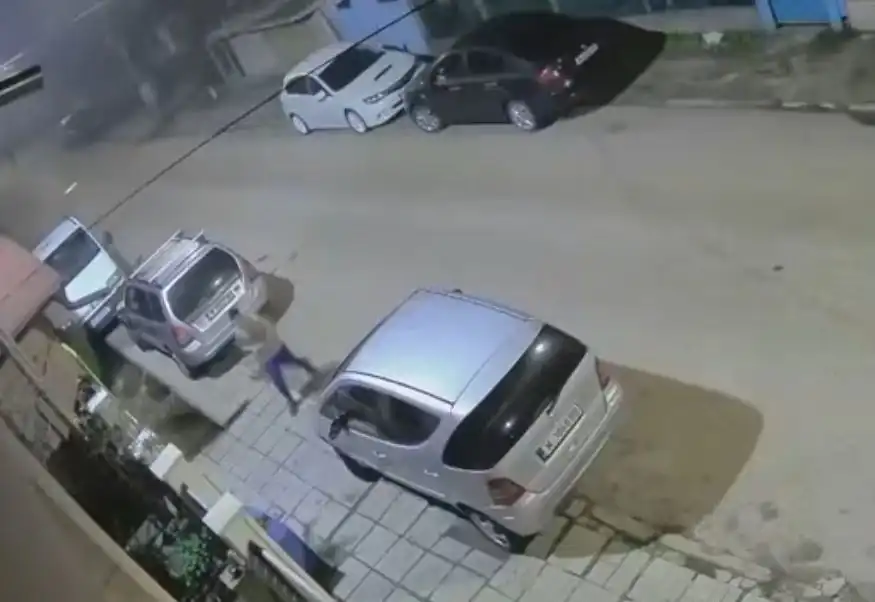 Крадец по потник в мразовита нощ отмъкна мерцедес в Монтана Видео