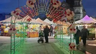 "Локали" вилняха на коледния базар в Бургас