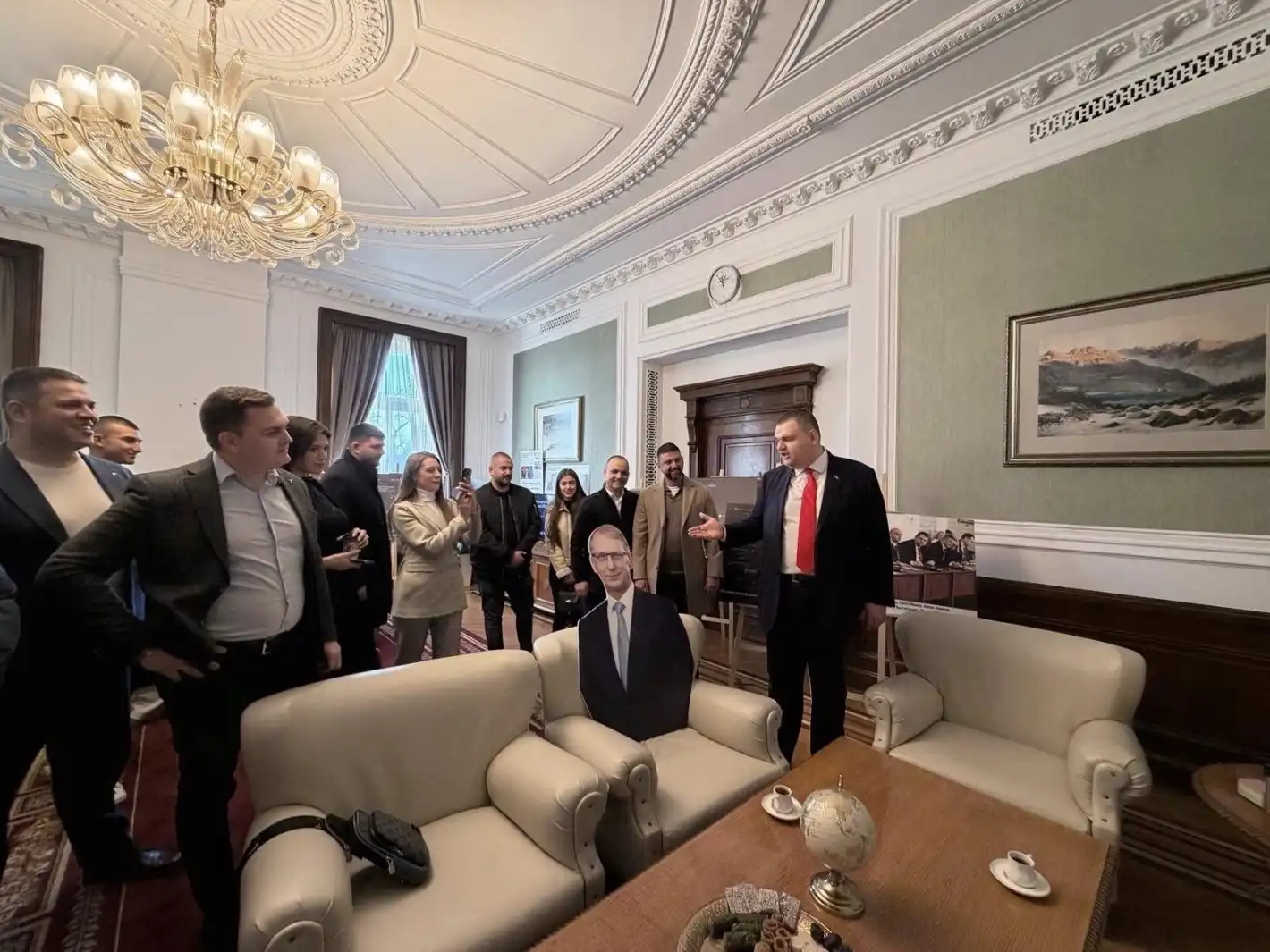 Пеевски посрещна младежи в "Музея на Сглобката" Снимки