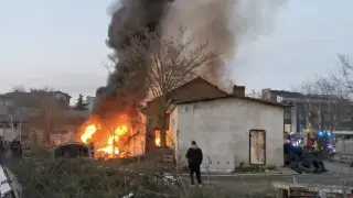 Гъст черен дим се издига над Царево, местните са притеснени Видео