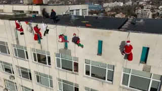 Вместо през прозореца: Дядо Коледа и Снежанка се пуснаха като нинджи по болница във Варна Снимки