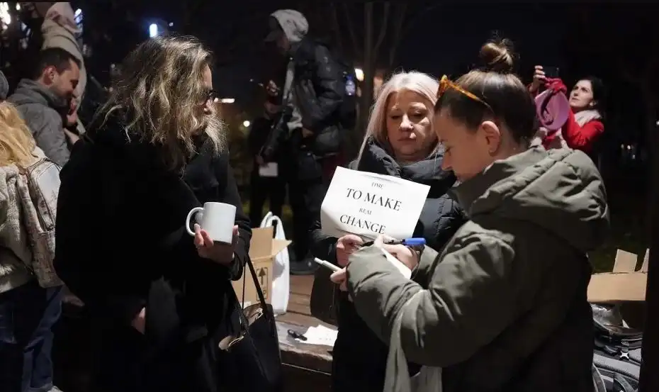 bTV: Пред сградата на телевизията има протест за Цънцарова и Йочев