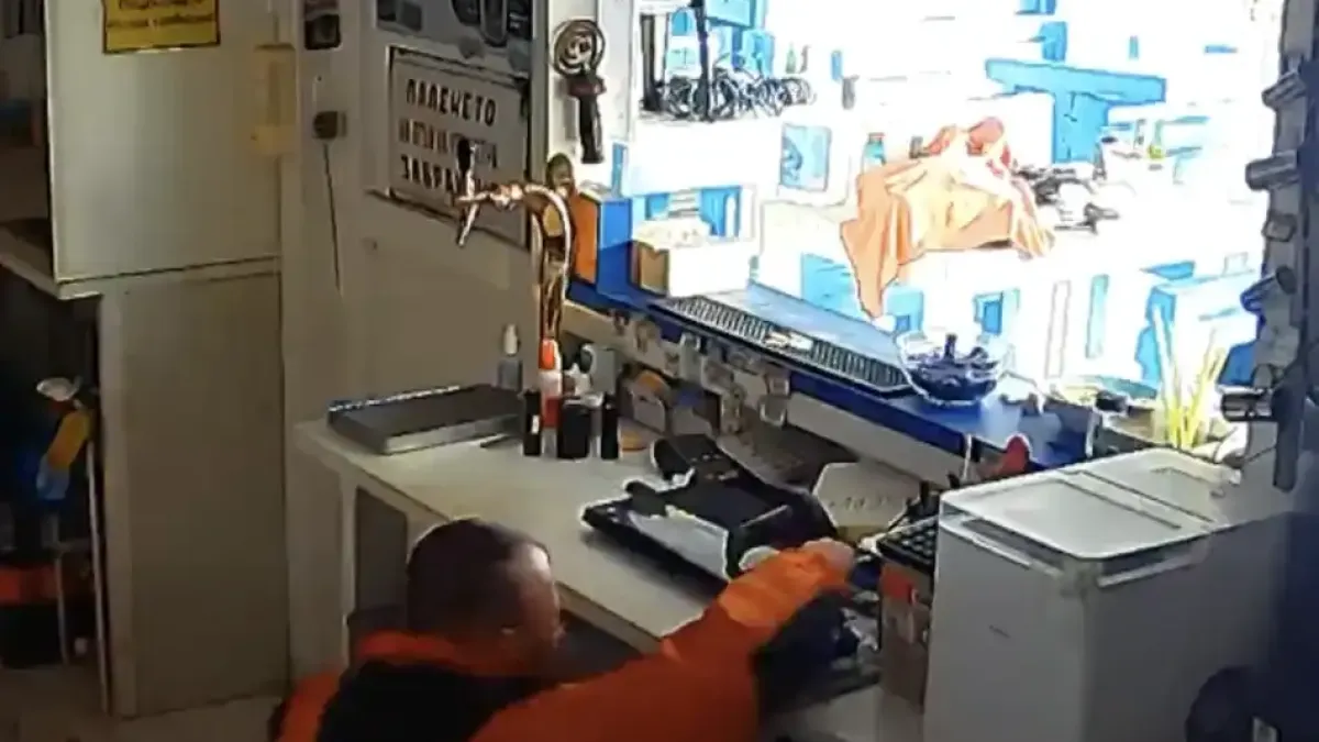 "Неканен гост" се черпи с оборота и лаптоп в бистро до Бургас Видео