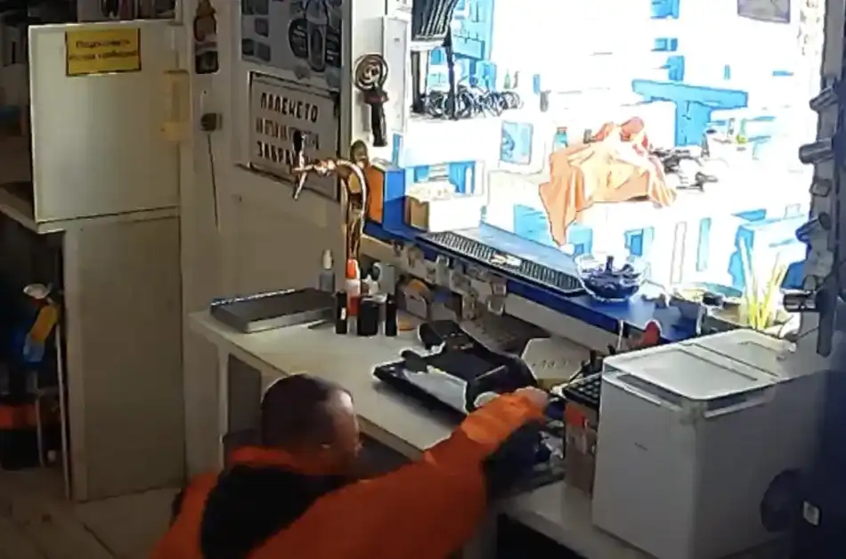 "Неканен гост" се черпи с оборота и лаптоп в бистро до Бургас Видео