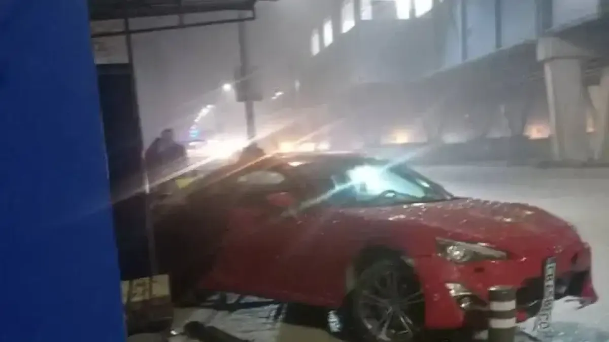 Автомобил се вряза в спирка на градския транспорт в столицата, докато 2 жени чакаха на нея Снимки