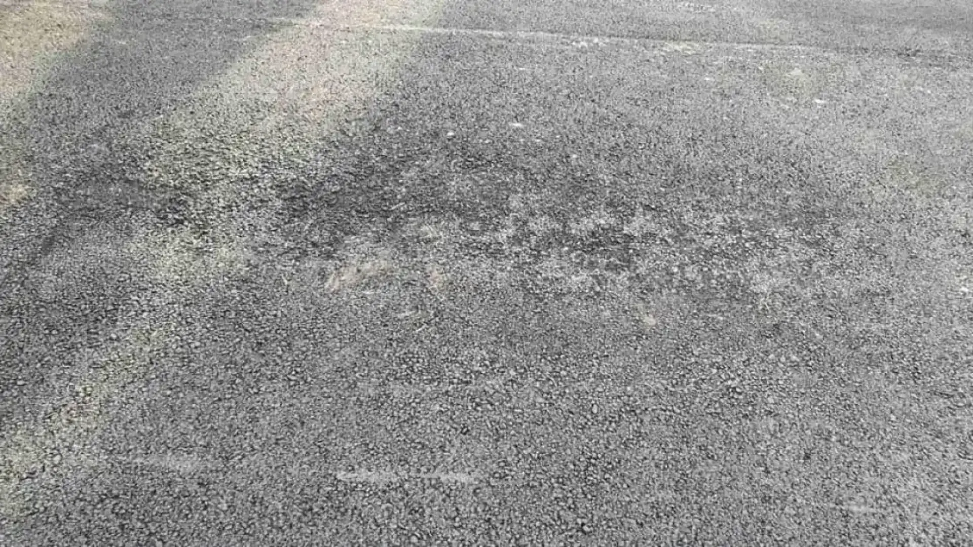 Възмущение: Асфалт на два дни в Асеновград, а вече се рони