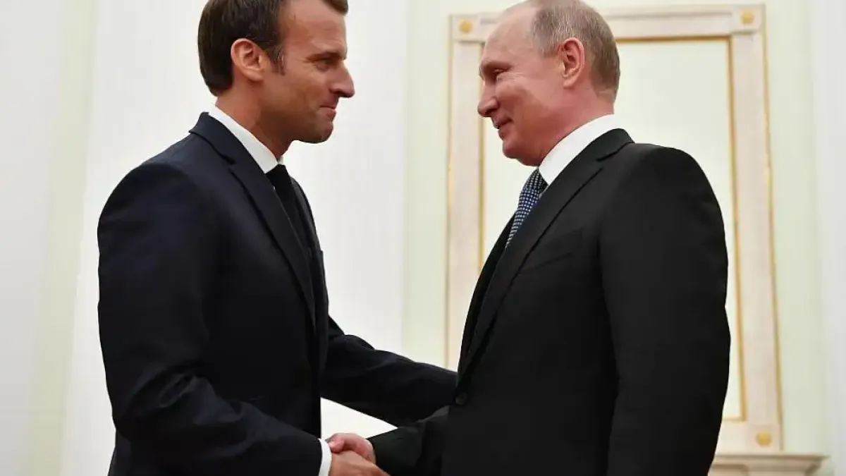 Пече се: Путин и Макрон седнаха на масата за преговори!