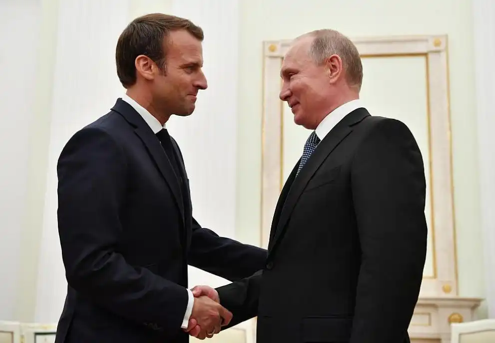 Пече се: Путин и Макрон седнаха на масата за преговори!