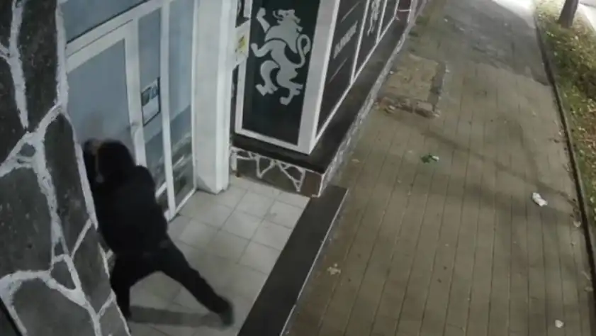 Задържаха двама вандали, трошили офиса на "Възраждане" във Варна