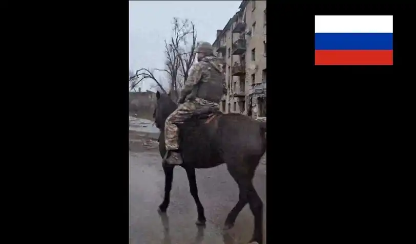 „Втората армия в света“: В мрежата показаха снимка как руснаците тръгват в атака на коне