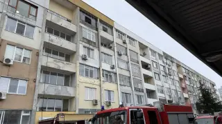 Апартамент горя в Бургас, мъж е пострадал Снимки