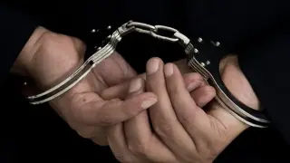 Постоянен арест за задържания за повреждане на надгробни плочи и урни в София