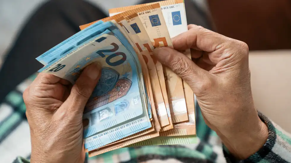 Нов бисер: Обява „Евро се обменя в банките и селските пощи!“ цъфна в поща Снимки