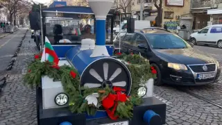 Коледният дух превзе центъра на София: Празнично влакче зарадва столичани Снимки