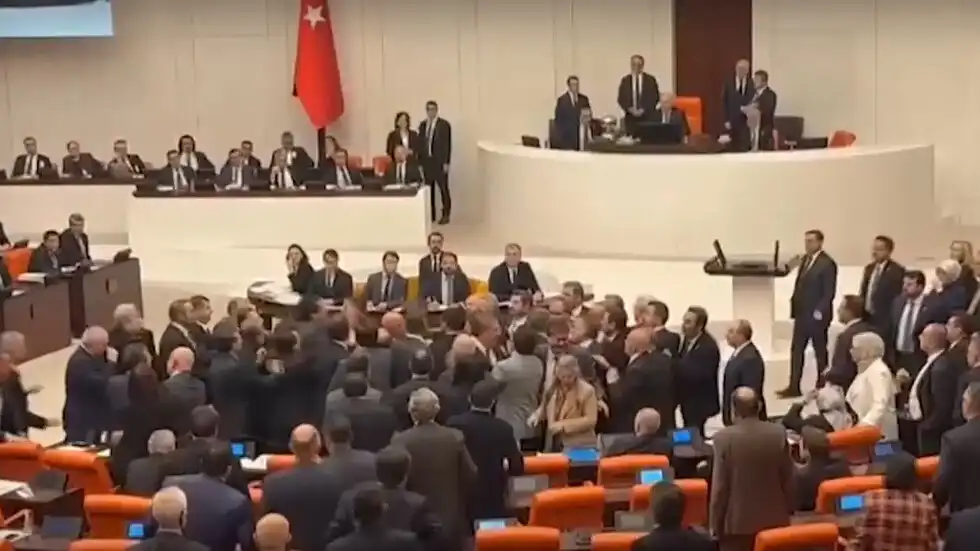 Депутати се млатиха здраво заради бюджета Видео