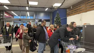 Такова нещо не се вижда всеки ден: Навсякъде пълнят пазарски колички с храна, а в този голям наш град заради еврото… Видео