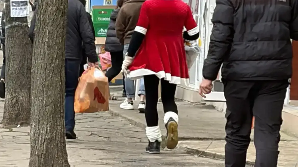 Санта ли е това? Мъж, облечен като „женски Коледа“, събра погледите в голям наш град