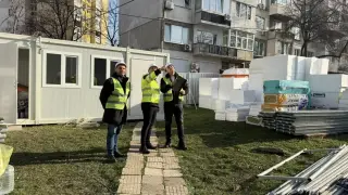 Кметът на "Възраждане" санира лично жилищен блок! Снимки
