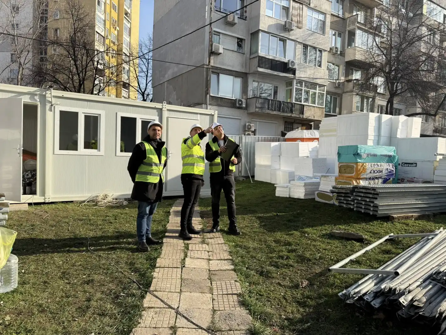 Кметът на "Възраждане" санира лично жилищен блок! Снимки