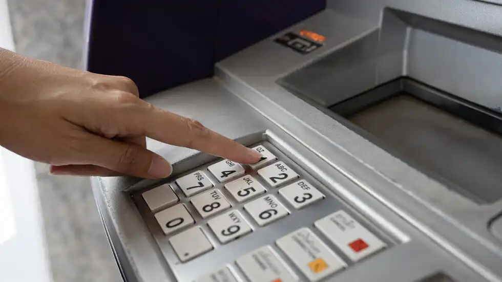 Омбудсманът предлага хората със запори да теглят от банкомат парите, които им се полагат