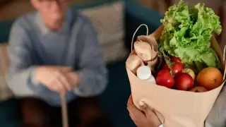 Чудо часове преди Коледа за 100 възрастни хора в нужда Видео