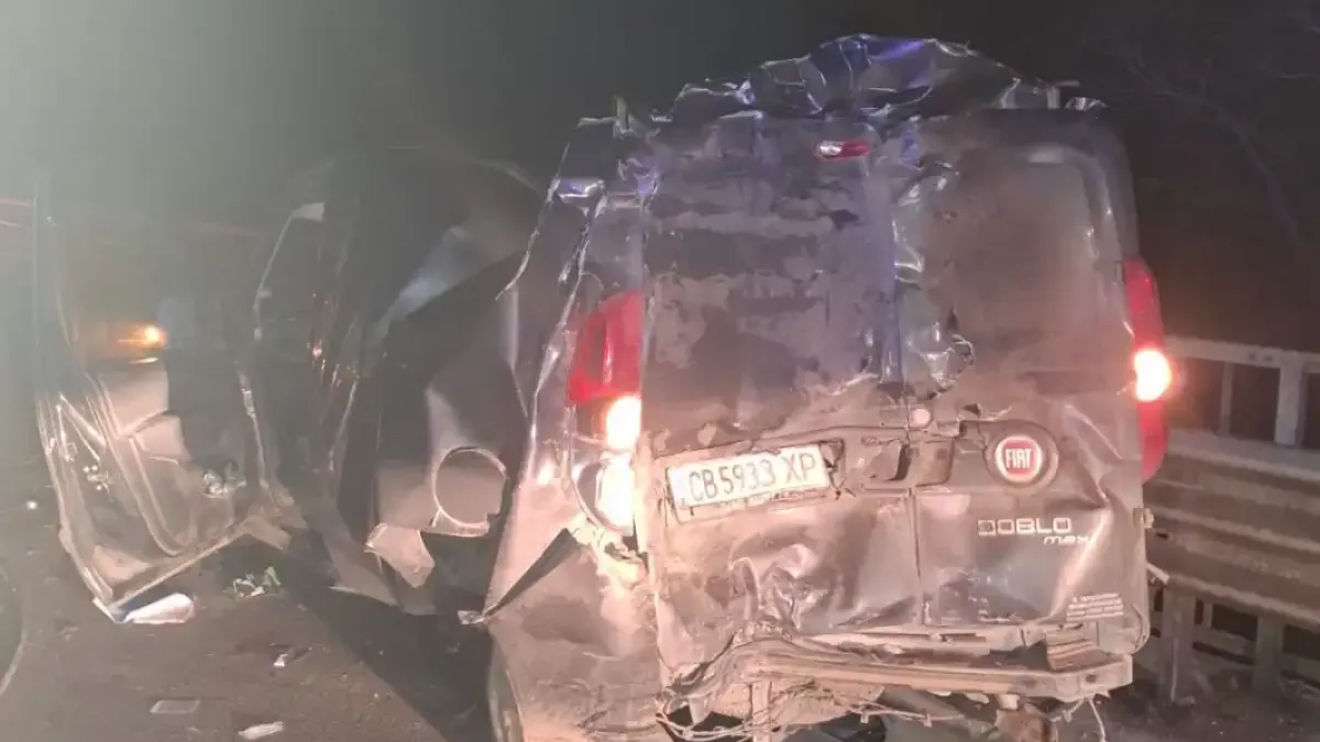 Сакатлък на "Хемус"! Влекач помете аварирала лека кола и пристигналата пътна помощ Снимки