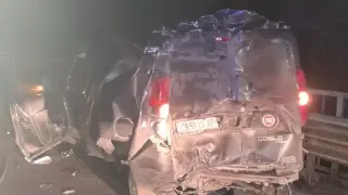 Сакатлък на "Хемус"! Влекач помете аварирала лека кола и пристигналата пътна помощ Снимки