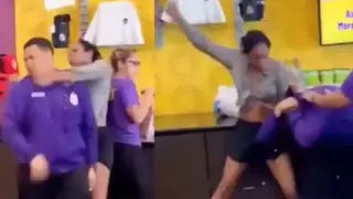 Жена нападна и смаза от бой служител на фитнес зала след забележка Видео 18+