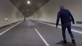 Премиерът на Словакия премина на ролкови кънки през тунел Видео