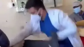 Видео 18+ запечата как лекар нанася жестоки удари по главата на пациент, лежащ на легло