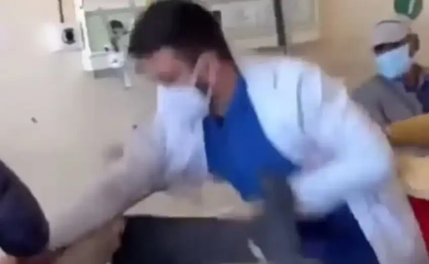 Видео 18+ запечата как лекар нанася жестоки удари по главата на пациент, лежащ на легло