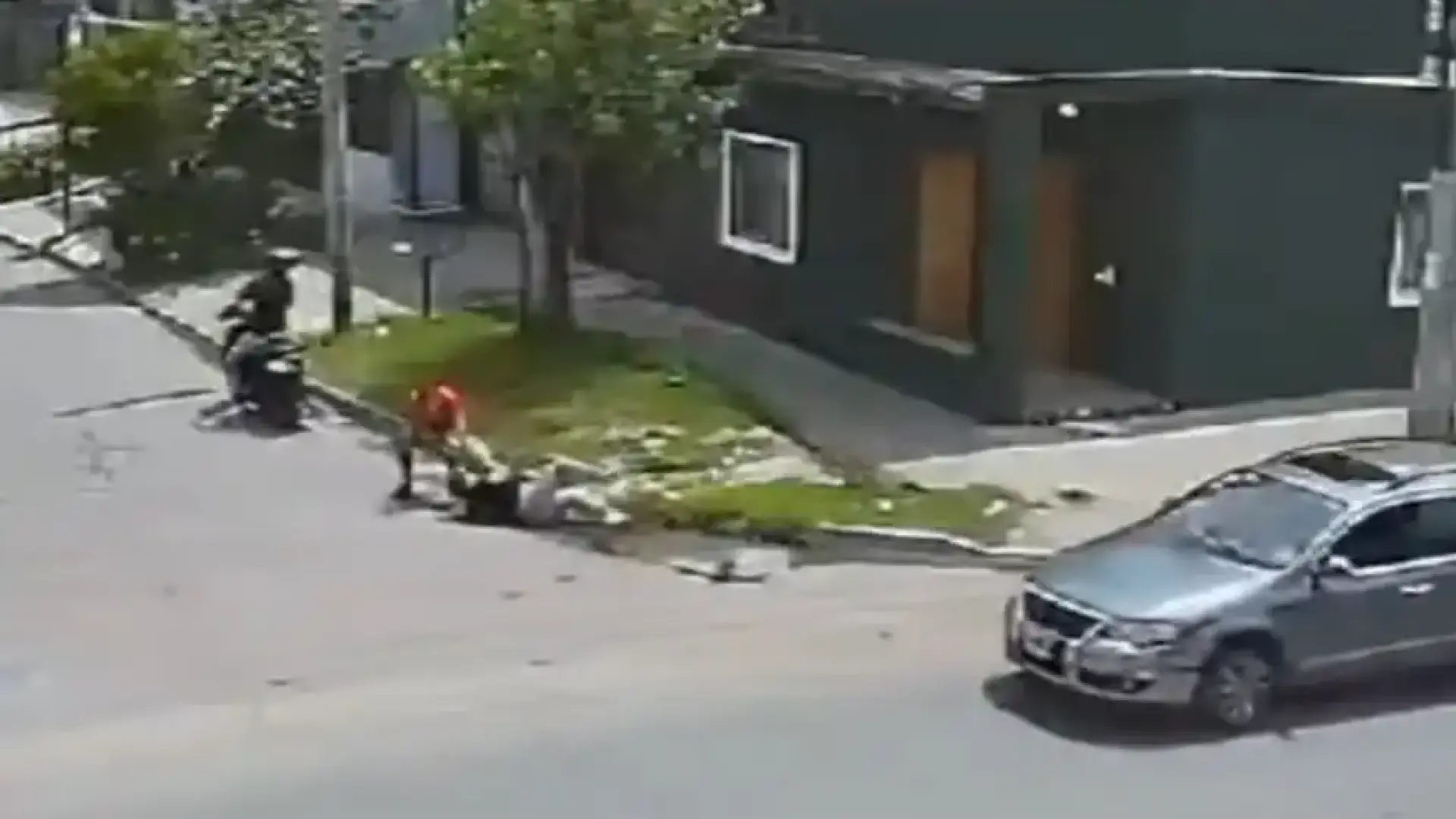 Зрелищни Видеа: Бандити дръпнаха чантата на жена, но им се случи случка