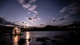 Скрито съкровище на лед: плаващата хижа, предлагаща абсолютно бягство