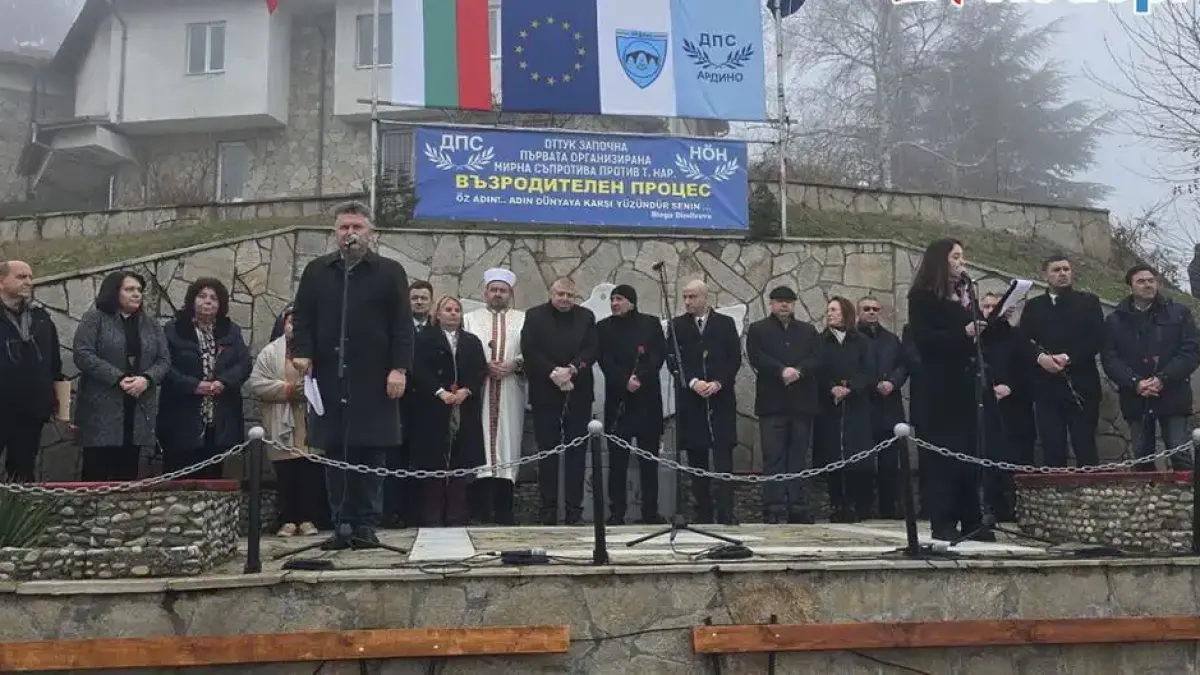 Хиляди привърженици на ДПС-Ново начало се събраха на площада в село Млечино! Снимки