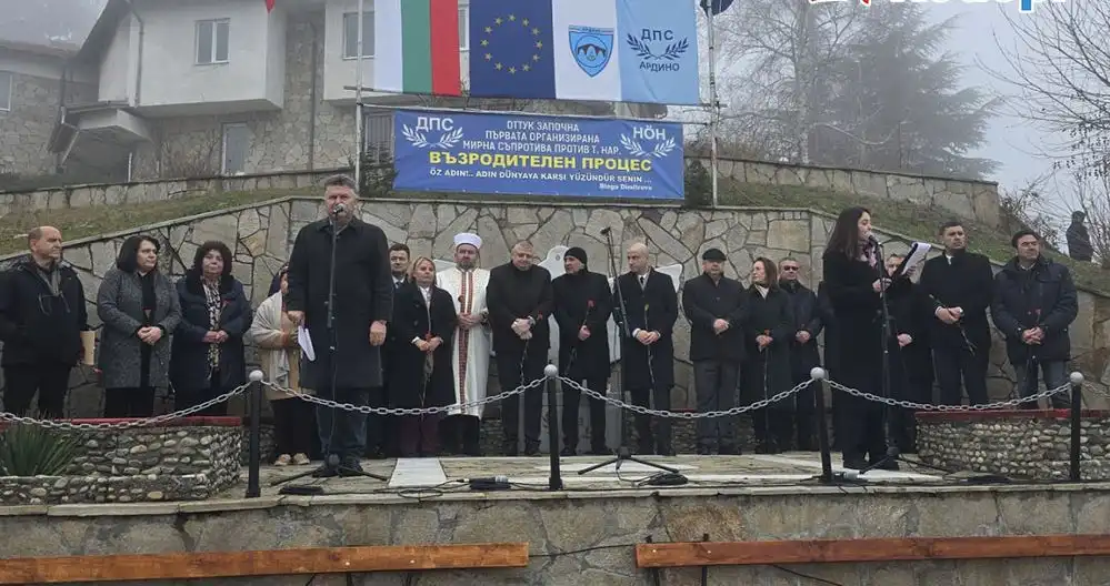 Хиляди привърженици на ДПС-Ново начало се събраха на площада в село Млечино! Снимки