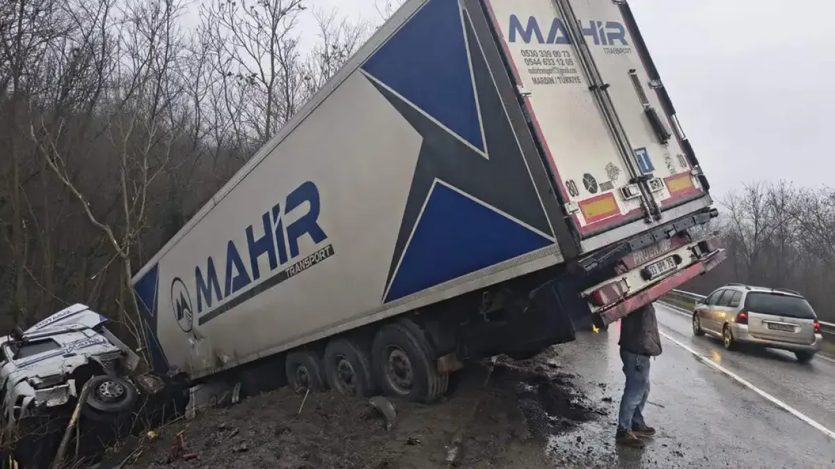 Шофьор на турски тир направи голяма беля в Хаинбоаз Снимки