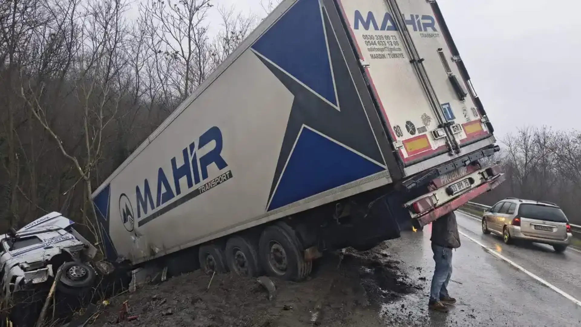 Шофьор на турски тир направи голяма беля в Хаинбоаз Снимки