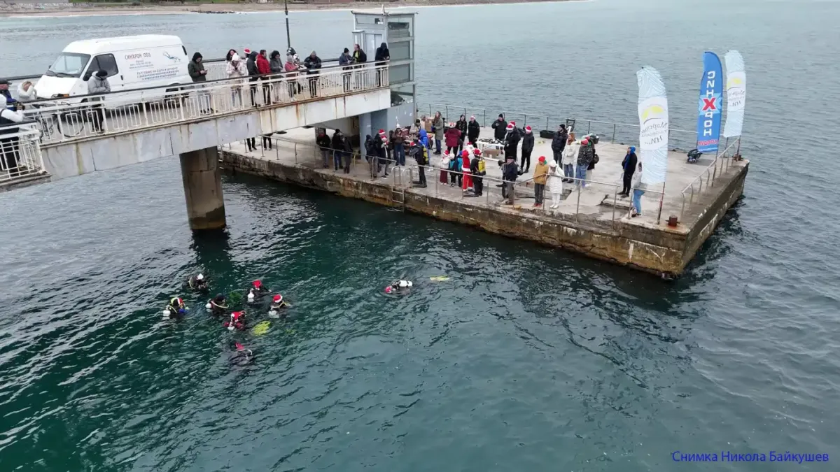 Водолази търсят гърне с жълтици в леденото море край Бургас Снимки