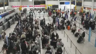 Коледен хаос в Лондон, спряха влаковете до летище „Гетуик“