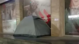 Жена живее на палатка пред банков клон в София