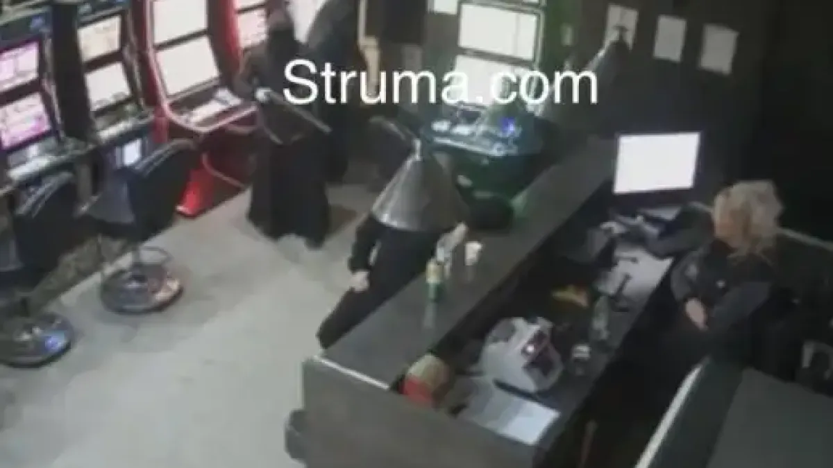 Мъже в черни роби стрелят с пушки в казино в Хаджидимово! Има ранен, екшън видео 18+