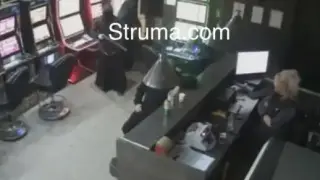 Мъже в черни роби стрелят с пушки в казино в Хаджидимово! Има ранен, екшън видео 18+