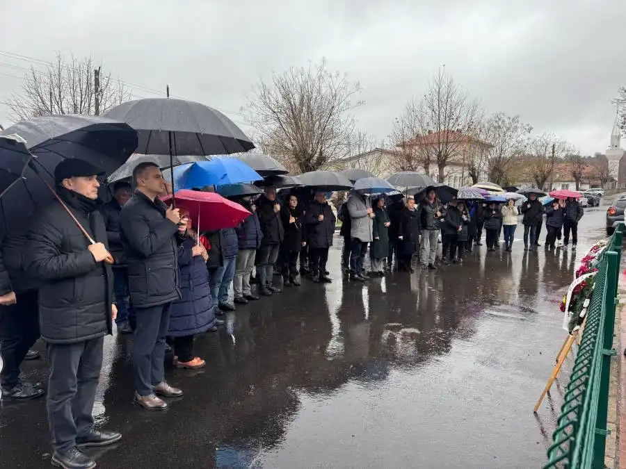 Венци и цветя в знак на почит към жертвите на тоталитарния режим в Момчилградско