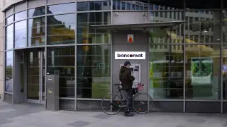 Мощна експлозия пред банка в Солун