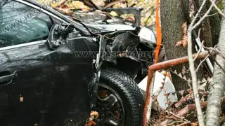 Млад шофьор се вряза в двор на къща в Хасково Снимки