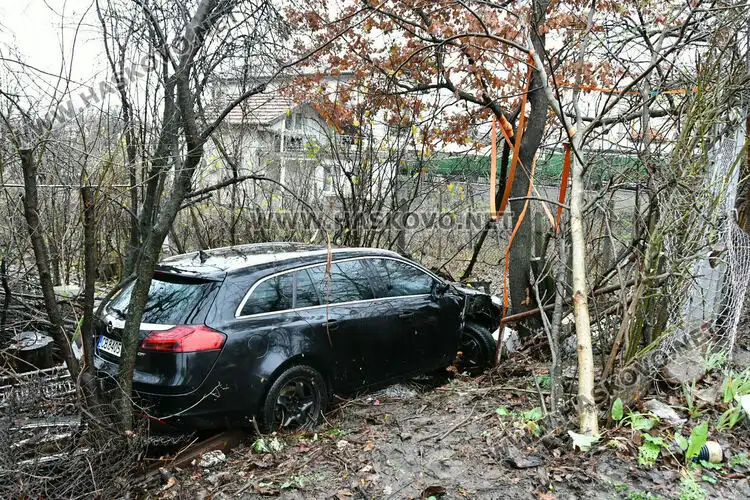 Млад шофьор се вряза в двор на къща в Хасково Снимки