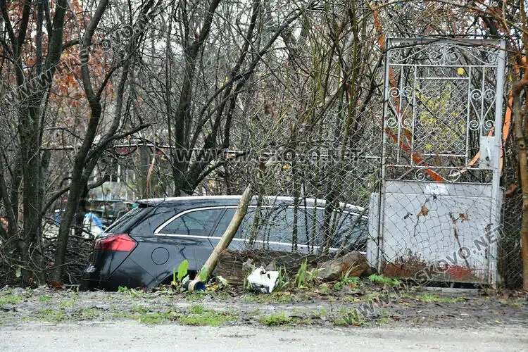 Млад шофьор се вряза в двор на къща в Хасково Снимки